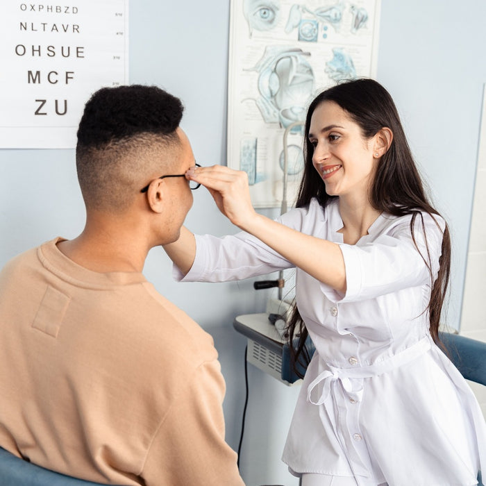 Hipermetropía: cómo elegir tus anteojos y lentes de contacto